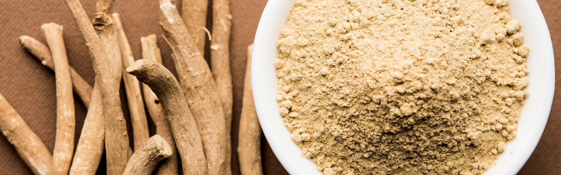 Ashwagandha roots and fine powder displayed for nutraceutical packaging applications